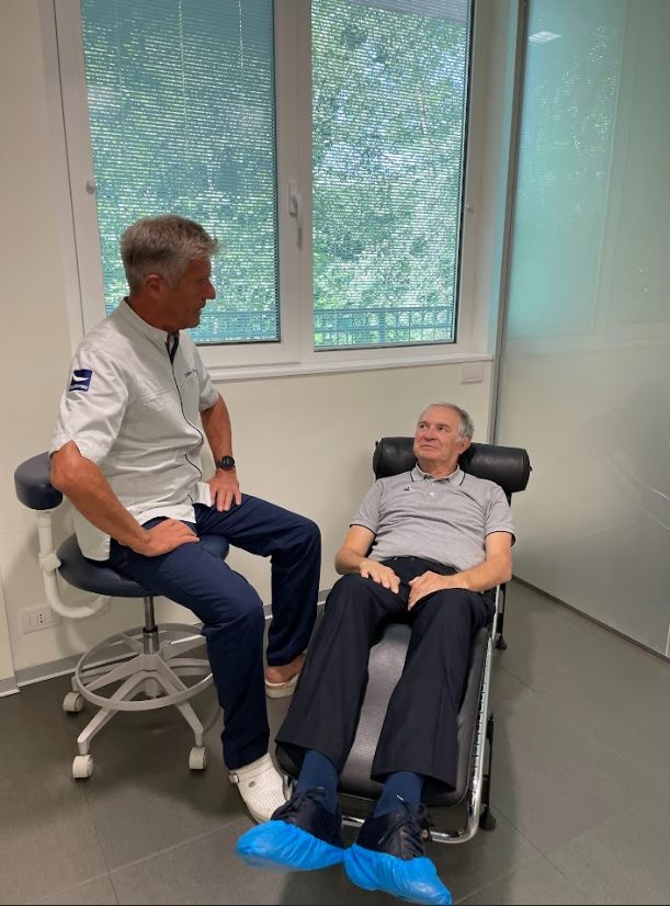 secondo parere dal dentista. un-paziente-a-colloquio-con-il-dottor-Walter-Rao