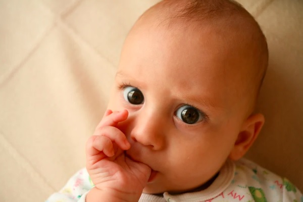 suzione del dito - problemi al palato nei bambini